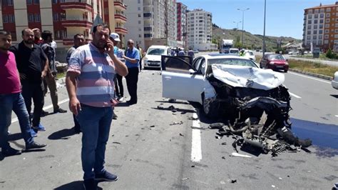 Kamyona arkadan çarpan lüks otomobil hurdaya döndü 4 Yaralı Haberler