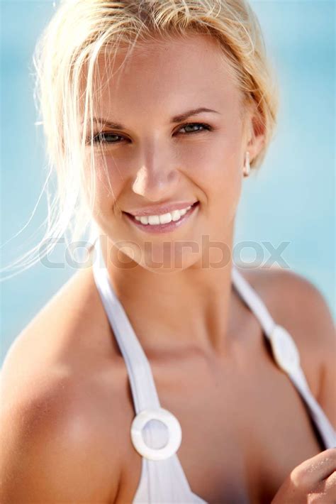 Sexy Blonde Mädchen Posiert Auf Einem Strand Stock Bild Colourbox