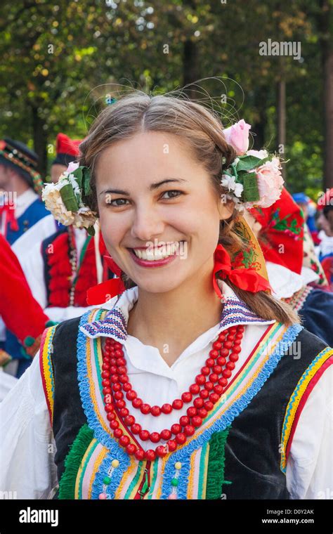 polonia niña en traje nacional polaca tradicional fotografía de stock alamy