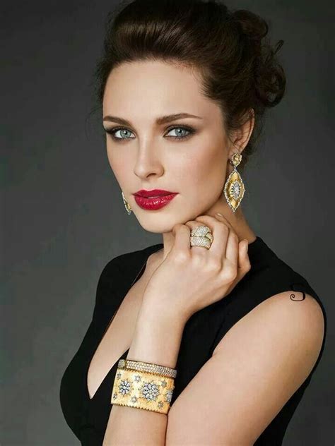 simple black dress glamourize with red lips and mix and max gold silver and crystal jewelry
