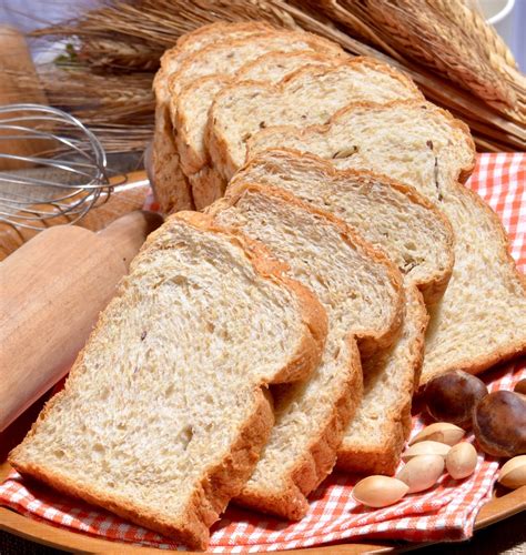 Namun rasa asli gandum dari tepung ini cenderung hilang dibanding jenis tepung terigu lain. Gizi dan Kuliner by Budi: Roti Tawar Tepung Gandum Utuh