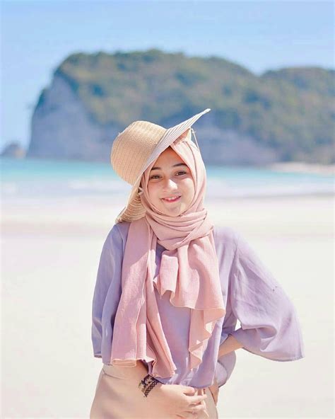 30 Ide Keren Gaya Foto Wanita Hijab Di Pantai Flatpop Megan