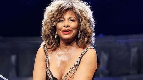 Mais tarde, ela volta a entrar em minha casa e, eu diria, na minha vida. Tina Turner compie 80 anni, la pazza vita della regina del ...