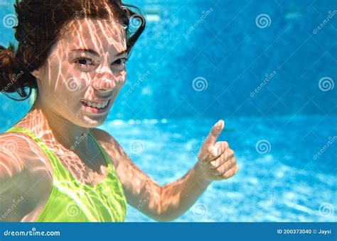 Kinderen Zwemmen Onder Water In Zwembad Gelukkig Actief Tiener Meisje