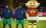 Luis Figo (li.) und Rui Costa (beide Portugal) Hand in Hand mit dem EM ...