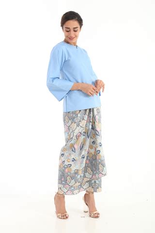 Kain batik dari indonesia di jadi kan baju fashion.moden di zaman kini. Kurung Kedah Batik Classic (Indigo Toraja - AA4280BTK ...