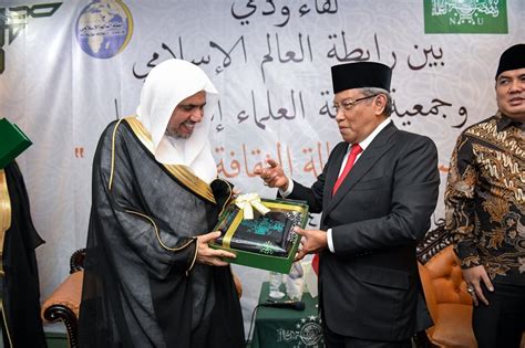 He Dr Mohammad Alissa Was Honored By The President Of The Renaissance Of Muslim Scholars