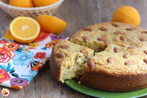 Pan d'arancio (sicilian orange cake) while most orange cakes are flavored with the zest or the juice of the citrus fruit, nothing goes to waste in this sicilian version. Pan d'Arancio alle Mandorle | Idee alimentari, Ricette ...