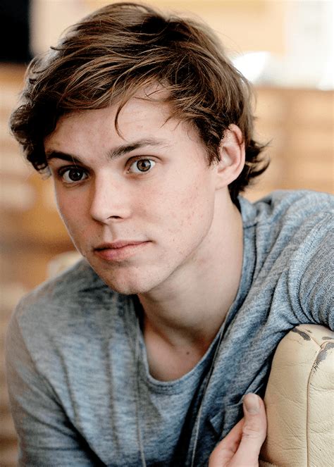 Ashton Irwin Wiki Young Photos Ethnicity And Gay Or Straight