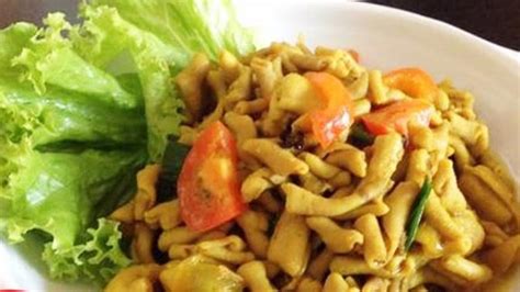 Panaskan minyak, tumis bawang putih dan. Resep Tumis Usus Ayam Bumbu Kuning Gurih Bikin Nagih - Lifestyle Fimela.com