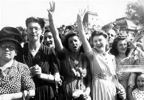belges les femmes se réjouissent de la libération du pays de l occupation septembre 1944 ⋆