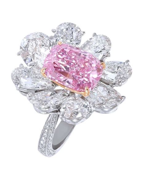 R14064 Platinum Ring With Naturalfancy Vivid Pink Diamond 570cts