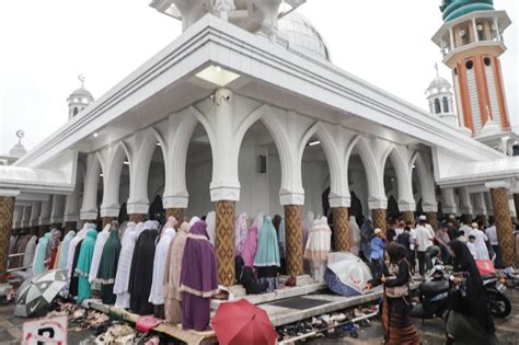 Wali Kota Dan Keluarga Bersama Masyarakat Menunaikan Sholat Idul Fitri