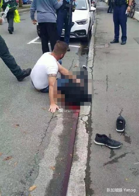 新加坡共和國（英語：republic of singapore；馬來語：republik singapura；坦米爾語：சிங்கப்பூர் குடியரச），別稱獅城，通称星國、新加坡或星加坡，是位於东南亚的城邦岛国、城市國家。該國位於中南半島最南端，扼守马六甲海峡最南端出口，其南面新加坡海峡与印度尼西亚相隔，北面柔佛海峡與. 新加坡又现摩托车致命车祸，现场血腥惨烈!3个月内第12起!