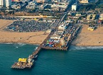 Santa Monica aus der Vogelperspektive: Santa Monica Pier am Sandstrand ...