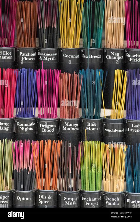 Una Colorida Selección De Diferente Perfumada Joss Palos Utilizados