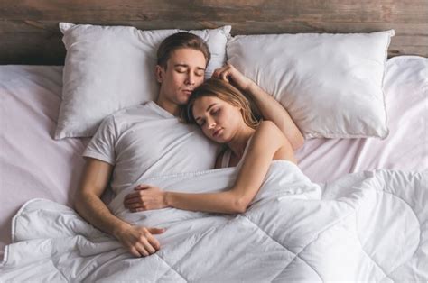 Posisi Cuddling Terbaik Dengan Pasangan