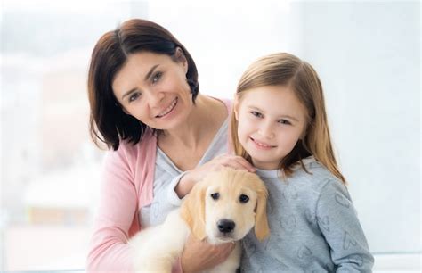 Hija Y Madre Con Perro Foto Premium