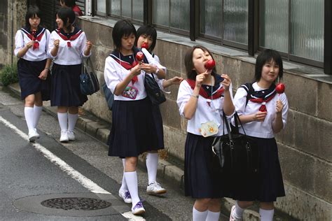 File Japanese Schoolgirls Walking And Eating  Wikimedia Commons
