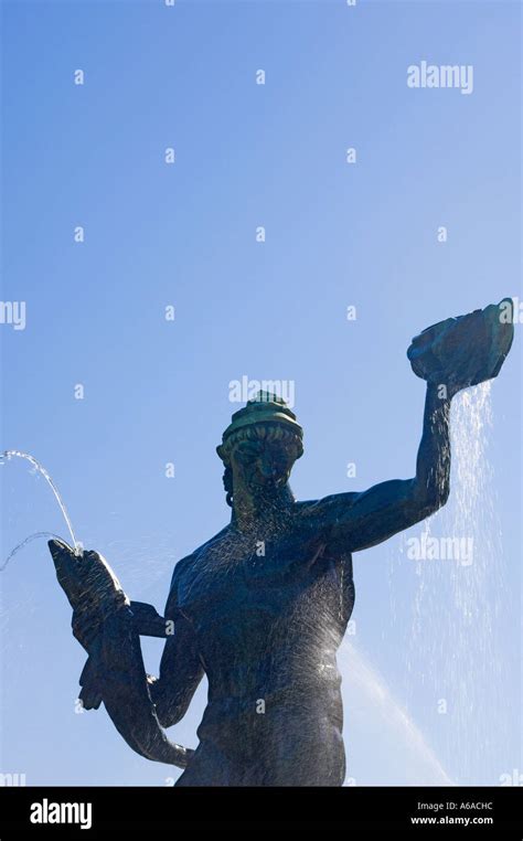 Statue De Poséidon Par Carl Milles Sur Avenyen à Göteborg En Suède