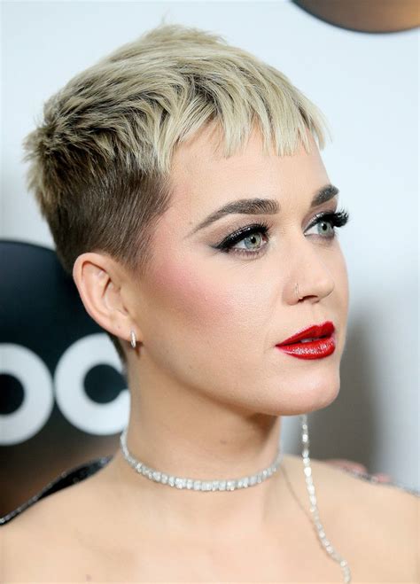 Daily Beauty Buzz Katy Perrys Bold Eyeliner And Lip — Instyle In 2020