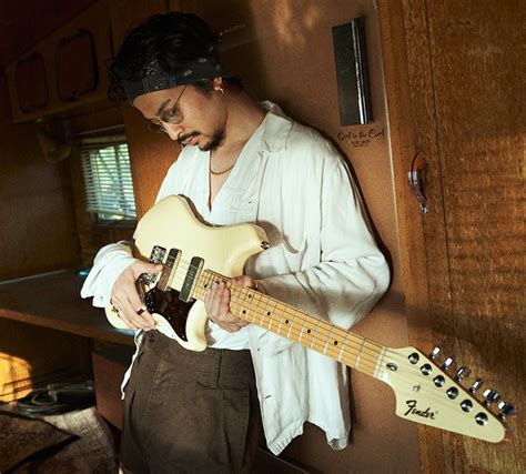 На базе редкой гитары Fender Swinger 1969 года вышла подписная модель японского гитариста Дайки