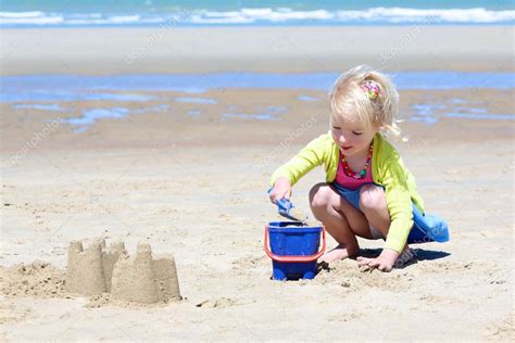 Petite fille jouant sur la plage en été image libre de droit par