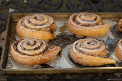 It's like sugar cookies and cinnamon rolls got together and had the most glorious of all babies: Cinnamon Rolls with Cinnamon Brown Sugar Filling and Cream ...