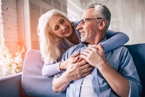 El Feliz Anciano Y Una Mujer Abrazando Foto De Archivo Imagen De