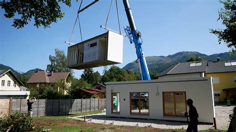 Commod house et badehaus is an ensemble of different shades of white on 69m² consisting of 2 modules. Kommt ein COMMOD-Haus geflogen Teil I (Modulhaus Montage ...