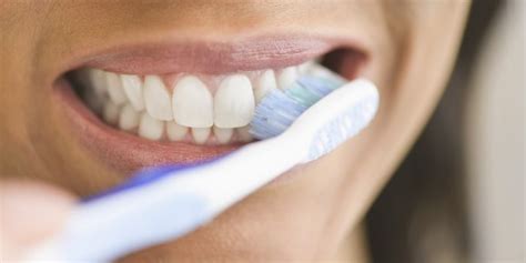 Menyikat gigi depan bagian belakang dengan menggunakan ujung kepala sikat gigi adalah cara menggosok gigi yang benar. Memberus Gigi Masih Tak Putih-putih, Sila Tambah Dengan ...