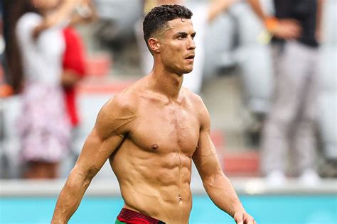 Cristiano Ronaldo Flaunts His Ripped Abs In New Photo Gambaran