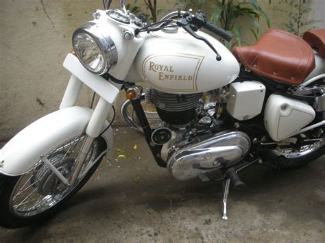 Painted in aggressive red shade, the machismo 350 was more than gorgeous and admirable. Restored Royal Enfield Bullet - 1977 Photographs at ...