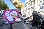 黛妃逝世25週年 悼念者聚集巴黎當年車禍地點致敬 - 新聞 - Rti 中央廣播電臺