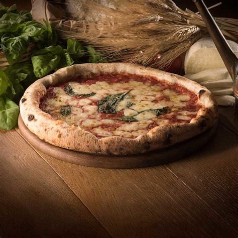 A Pizza Fatta A Mano A Napoli E Pronta Da Gustare A Casa Tua In 10 Minuti