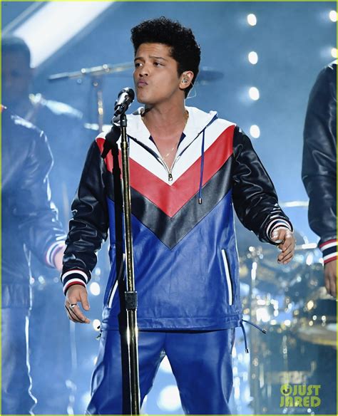 Bruno Mars Performs Thats What I Like At Grammys 2017 Watch Now Photo 3858613 2017