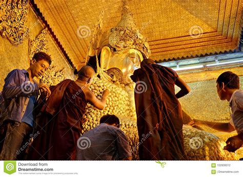 People At Worship In Mahamuni Buddha Temple Golden Editorial