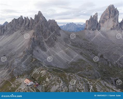 Rifugio Auronzo Y Chiesetta Degli Alpini En El Parque Nacional Tre Cime