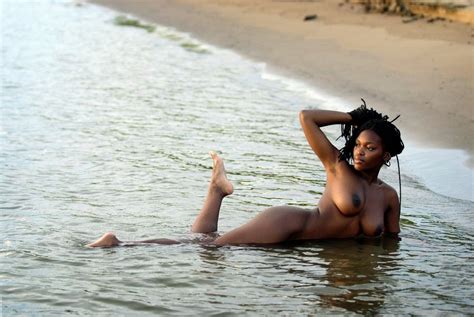 Gorgeous Ebony Goes Skinny Dipping Photo Gallery Porn