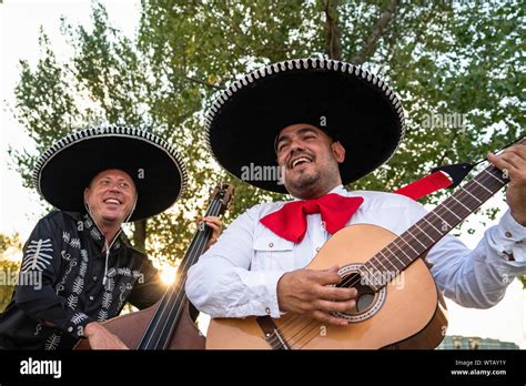 Mexican Musicians Mariachi Band Give Street Concert Stock Photo Alamy