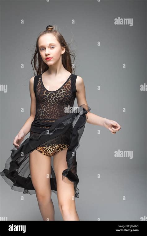 Süße Junge Mädchen Tanzen Modell Ist In Schwarz Und Leopard Muster Tanzkleid Gekleidet Rote