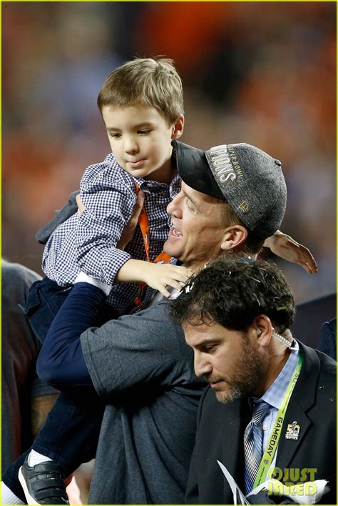 Photo Peyton Mannings Kids Join Him On Super Bowl 2016 Field 10