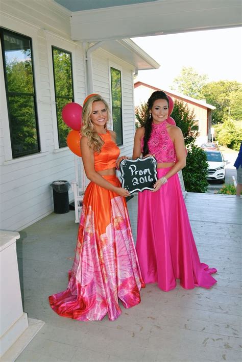 Best Friend Prom Pictures 1000 In 2020 Prom Picture Poses Prom