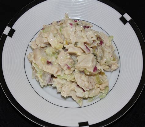 Chicken salad sandwiches are perfect for lunches, sandwich suppers, and parties. Clean Eating Chicken Salad - Clean Eating Recipes