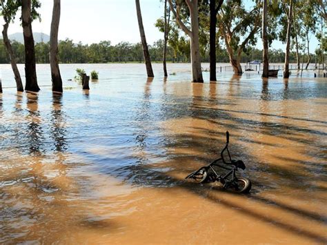 Cyclone Debbie Death Toll Rises Rockhampton Flood Watch As People