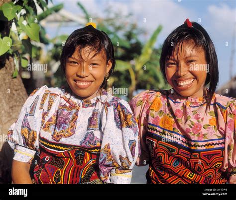 San Blas Islands Republic Of Panama Two Cuna Indian Girls Stock Photo