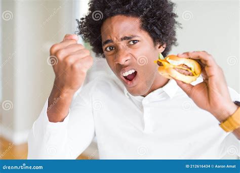 Un Hombre Hambriento Afroamericano Comiendo Hamburguesa Para Almorzar