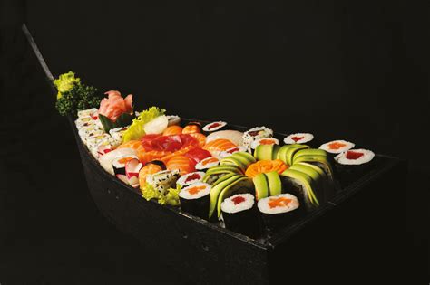 Assortiment De Sushi Maki Sashimi Servi Sur Un Bateau