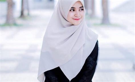 Download 5282 hijab free vectors. Perempuan Yang Mudah Menangis Seorang Yang Setia Dan Baik ...