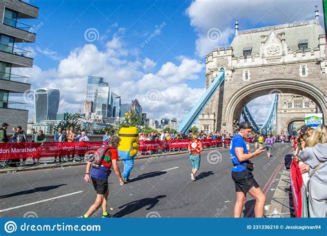 Tower Bridge London England 03 October 2021 Participants Running